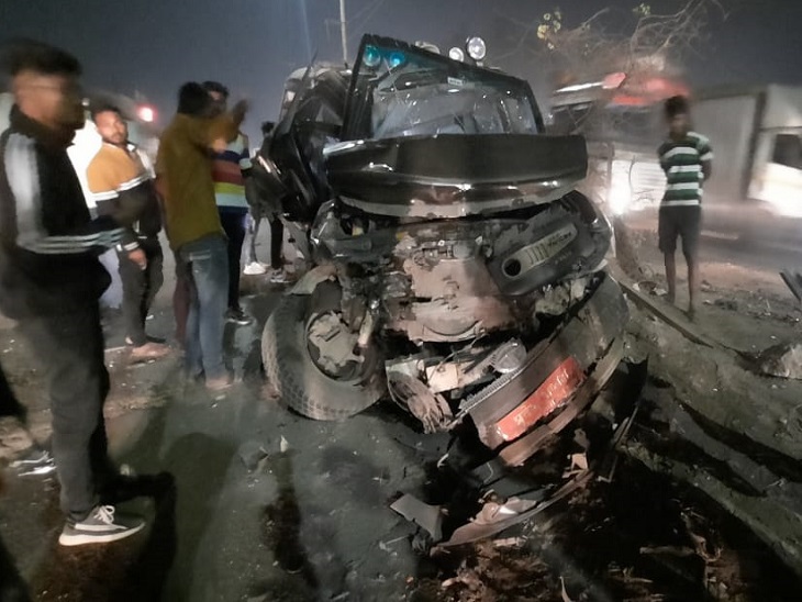 दुर्घटना के बाद ड्राइवर को बचाने पहुंचे लोग