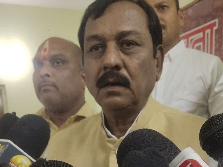 प्रेस वार्ता में बोलते हुए सांसद विजय बघेल