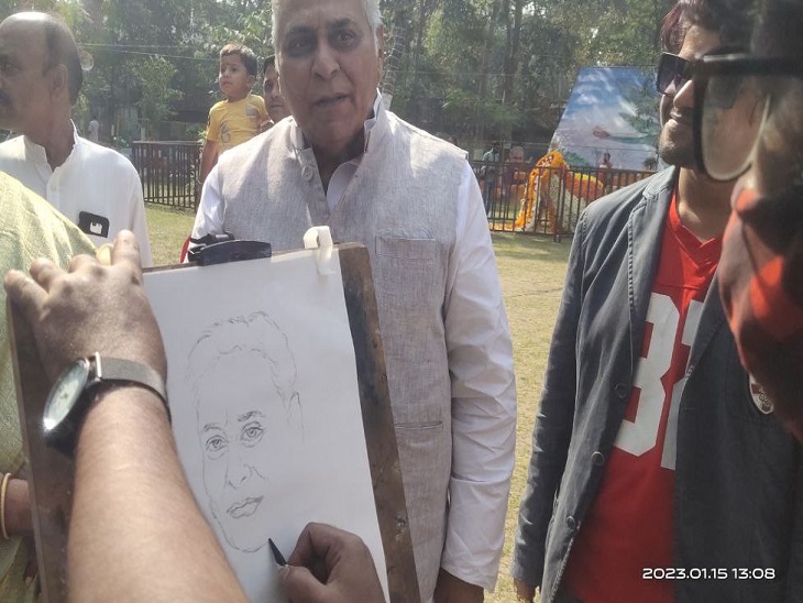 विधायक वोरा अपना स्केच बनवाते हुए
