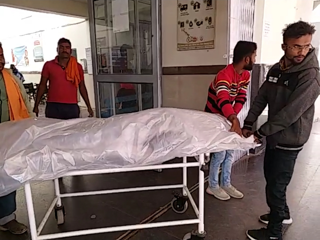 मृतक टीका राम भानु का शव। - Dainik Bhaskar