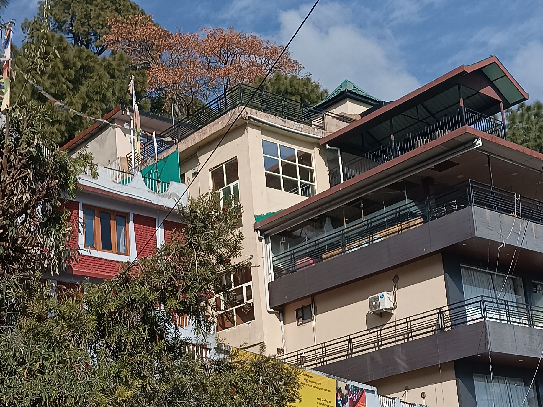 धर्मशाला और मैक्लोडगंज में लोगों ने 2 से 3 मंजिला मकान बनाए हैं।