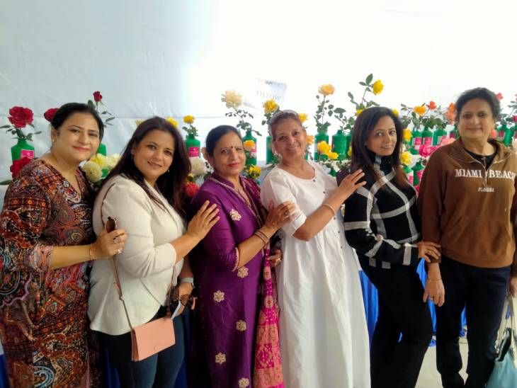 प्रदर्शनी में गुलाबों के बीच महिलाओं और युवतियों ने फोटो खींचवाए।