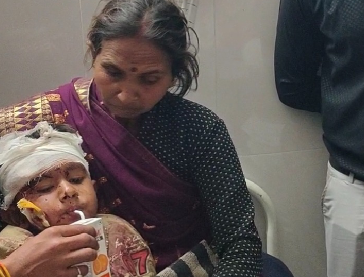 बस हादसे में शिवांश के सिर में चोट लगी है। वहीं उसके पिता की मौत हो गई।