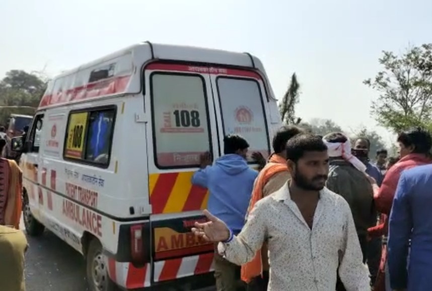 हादसे की जानकारी मिलते ही एम्बुलेंस घटनास्थल पर पहुंची। गंभीर घायलों को पहले अस्पताल ले जाया गया।