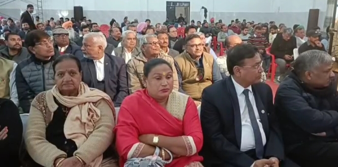 कार्यक्रम में मौजूद लोग।