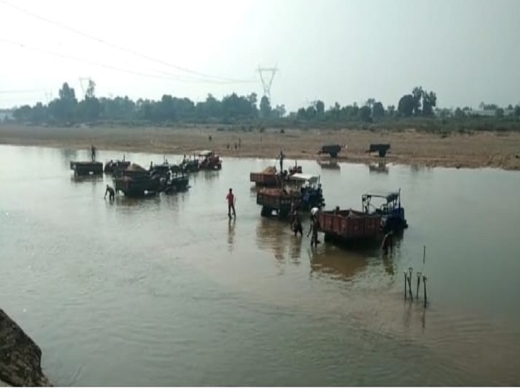 मनमानी कीमत में रेत बेच रहे हैं ठेकेदार। - Dainik Bhaskar