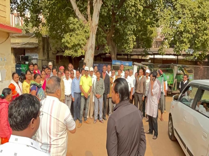 निगम कर्मचारियों को एकजुट करते नेता - Dainik Bhaskar