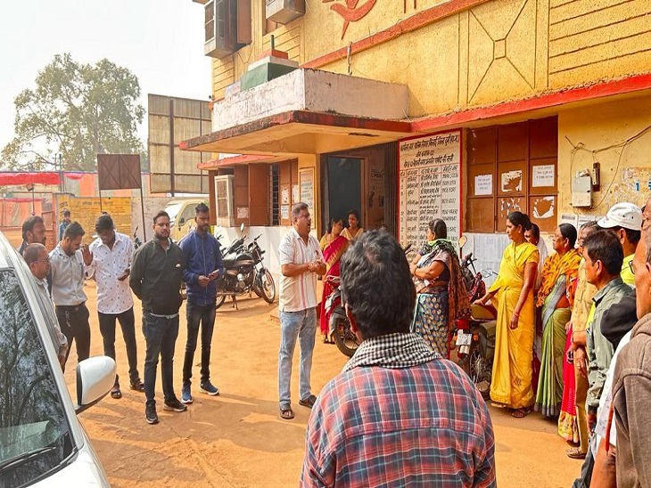 निगम कर्मचारी संजय शर्मा कर्मचारियों को समझाते हुए