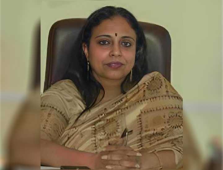 डीपीएस की प्रिंसिपल कार खुद ड्राइव कर इंदौर से उज्जैन के लिए निकली थी। रास्ते में कार सड़क से नीचे उतरकर पेड़ से टकरा गई।