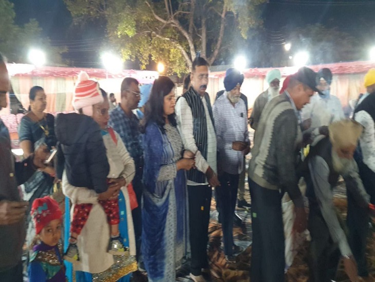 लोहड़ी कार्यक्रम में पूजा करती रीता सिंह गेरा व अन्य