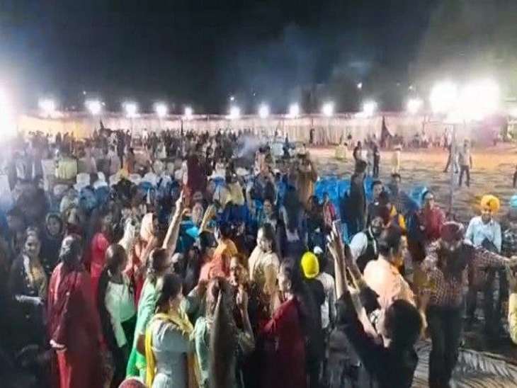 लोहड़ी कार्यक्रम में जमकर नाचे लोग - Dainik Bhaskar