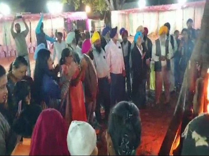 आग के चारों तरफ नाचते लोग