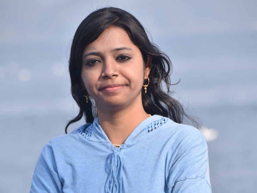 खुशबू परवीन तीन बहनों और एक भाई में सबसे छोटी थी।