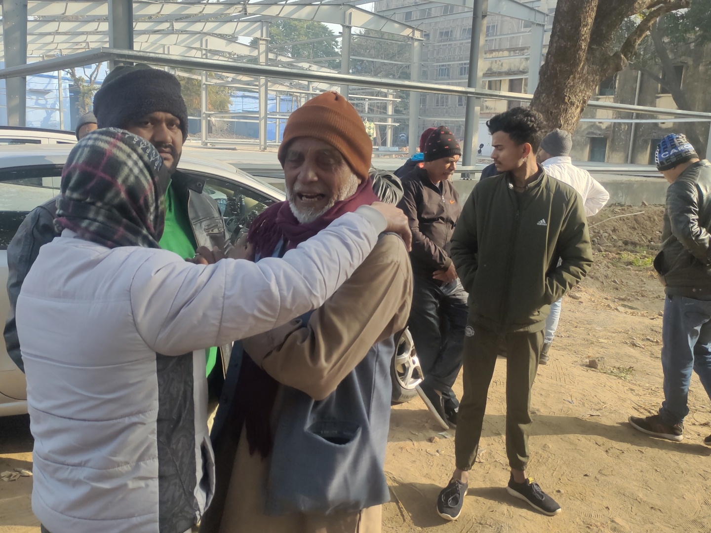 अस्पताल में रोते-बिलखते मृतका के परिजन।