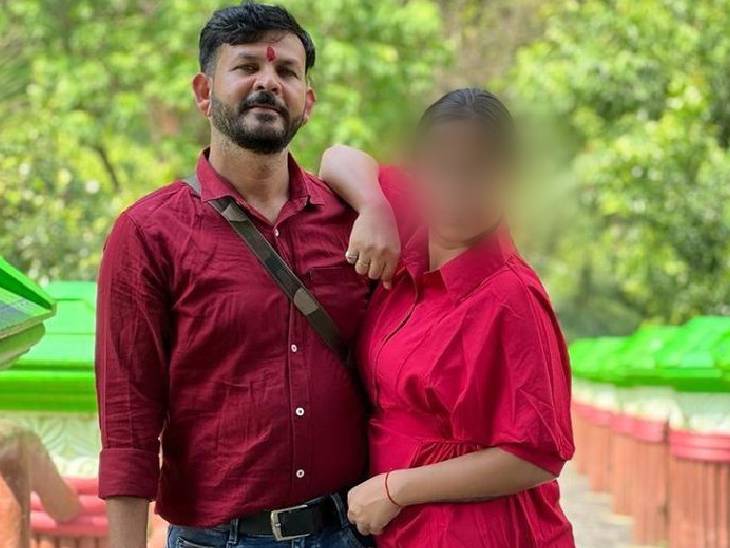मोहम्मद आलम ने छात्रा के साथ काशी विश्वनाथ मंदिर के भी दर्शन और पूजन को गया था। मुस्लिम होकर भी माथे पर टीका लगवाता था।
