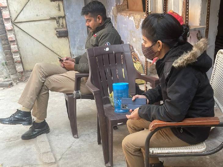छात्रा के घर के बाहर सरकार ने सुरक्षा पहरा लगा दिया है।