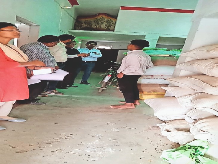 व्यापारी के घर में दबिश देकर धान का अवैध स्टॉक पकड़ा। - Dainik Bhaskar