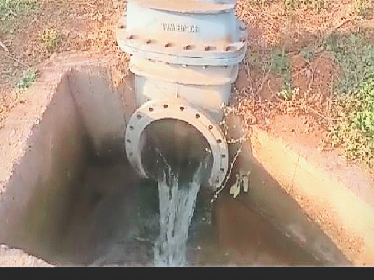 वॉल्व बंद होने के बाद भी पानी लगातार बह रहा है। - Dainik Bhaskar