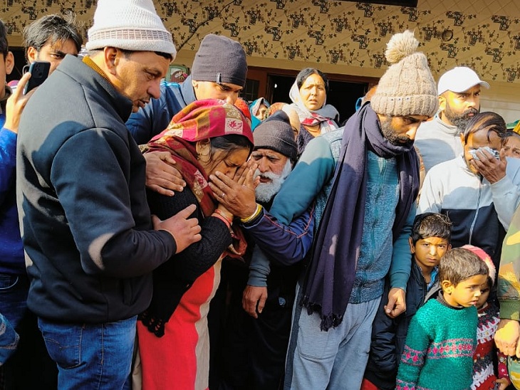 शहीद अमरीक सिंह को पत्नी रुचि को हिम्मत बंधाते परिजन।