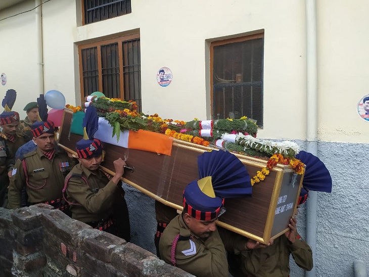 शहीद अमित शर्मा की पार्थिव देह लेकर घर पहुंचे सेना के जवान।