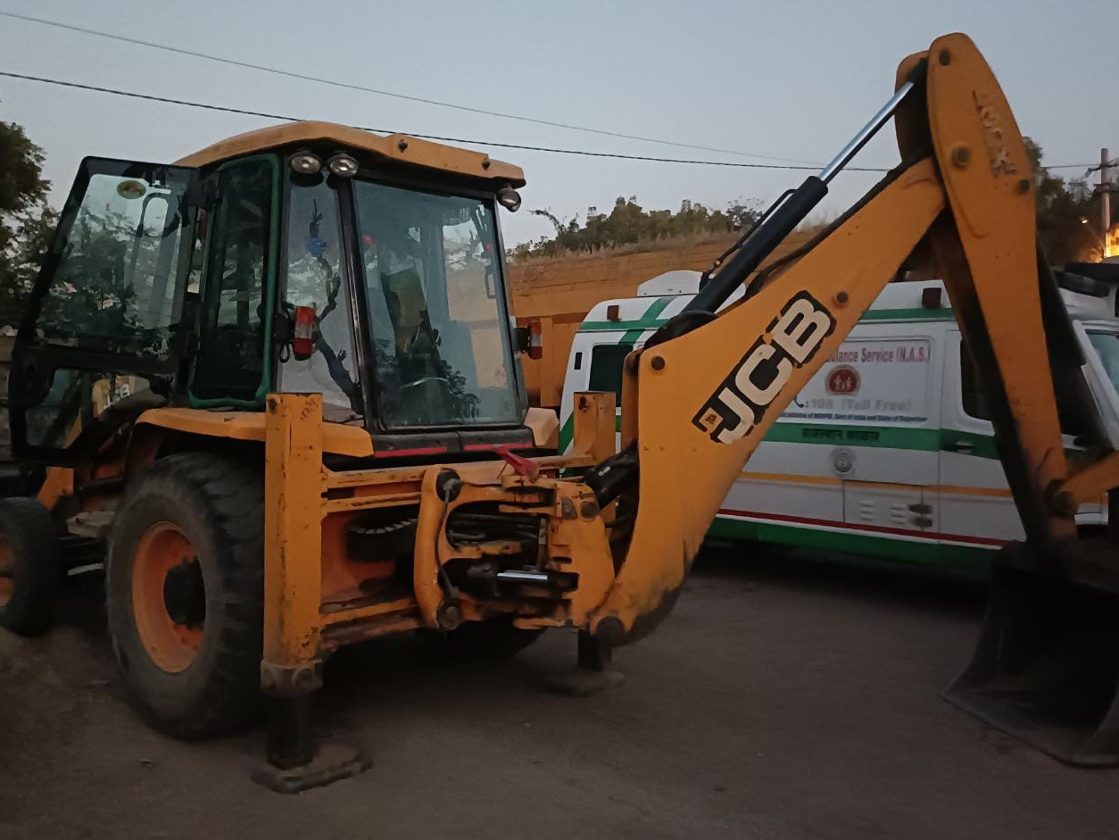JCB seized from Urseva Masi river area, one accused arrested | दूदू में ...