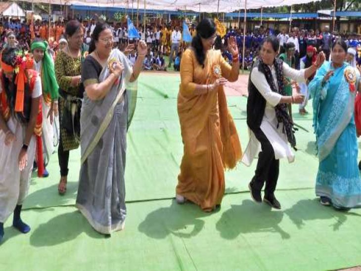 अनिला भेंडिया और संगीता सिन्हा नृत्य करती हुईं।