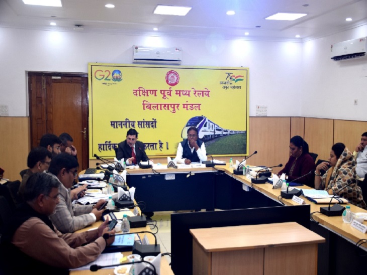 सांसद प्रतिनिधियों ने बैठक में जताई नाराजगी। - Dainik Bhaskar