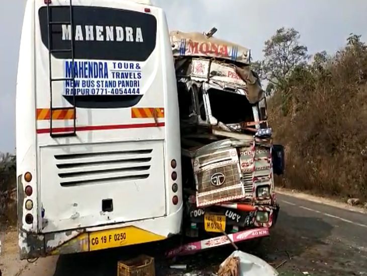 ट्रक और बस क्षतिग्रस्त।