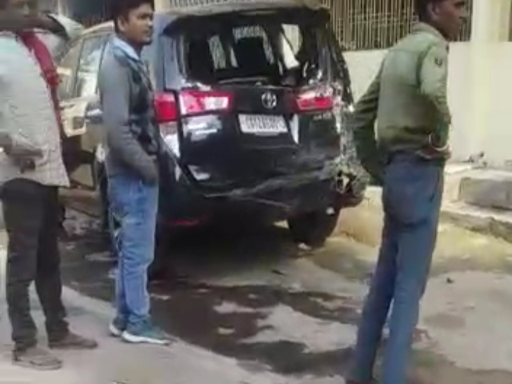 क्षतिग्रस्त कार।