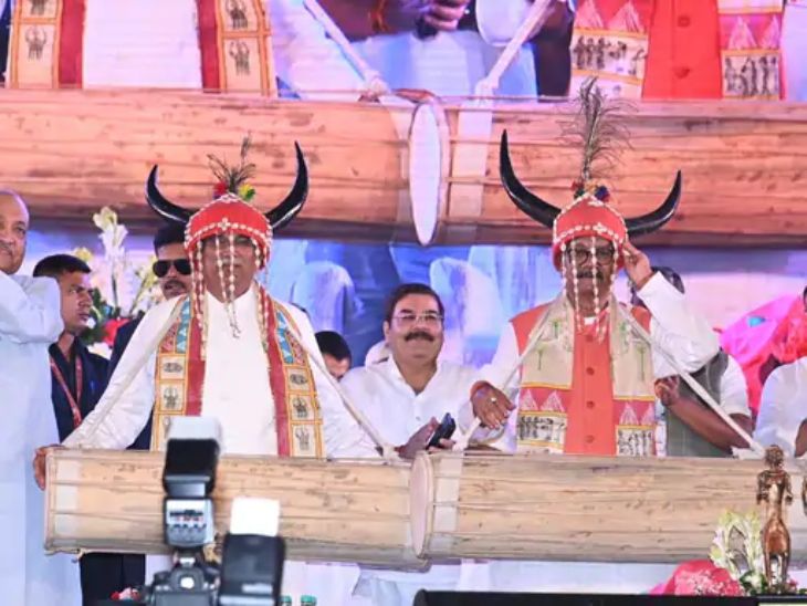 गौर मुकुट और मांदर के साथ मुख्यमंत्री और स्पीकर।