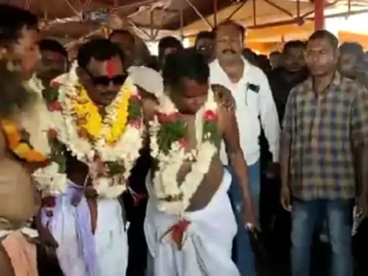 ढोल की धाप पर कवासी लखमा जमकर झूमे।