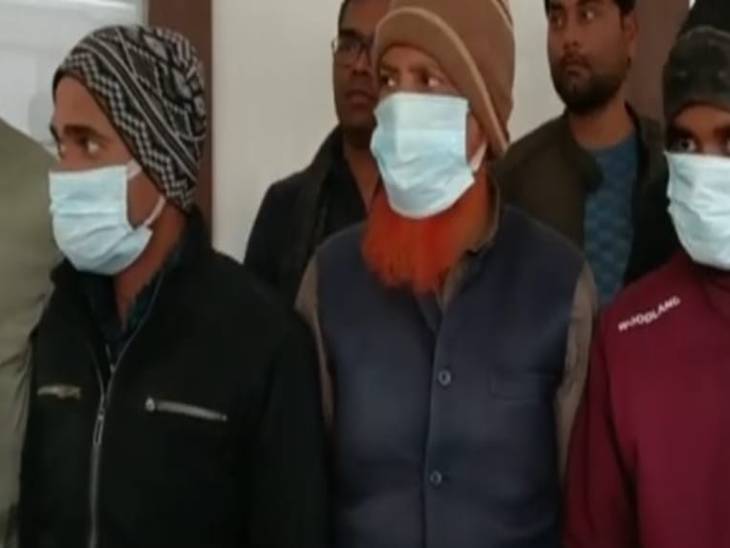 एसपी क्राइम के अनुसार इनमें से पकड़े गए दो आरोपी कभी हिंदू थे। बाद में मुस्लिम धर्म अपना लिया था।