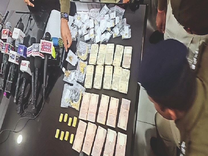 10-12 जनवरी की मध्य रात्रि  चंद्रपुर में नगर पंचायत के पार्षद  मुकेश देवांगन के घर में घुसे चोर     लाखों रुपए के जेवरात और नकदी  ले गए थे। - Dainik Bhaskar