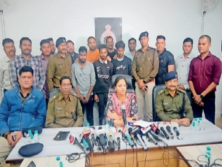 पुलिस की गिरफ्त में आरोपी। - Dainik Bhaskar