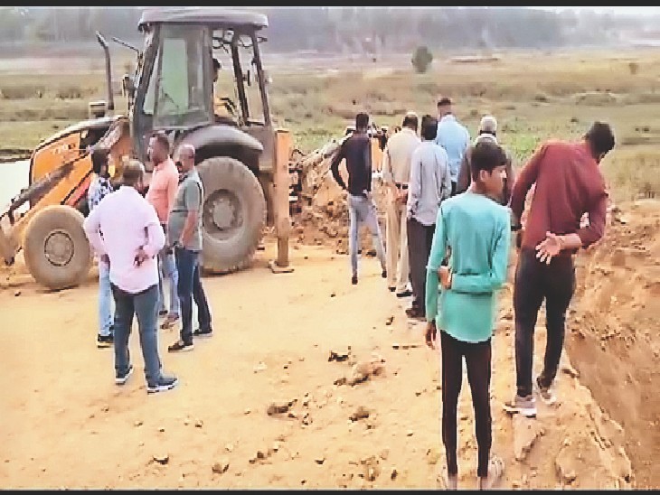 जिले के तीन रेत घाटों के नीलामी की तैयारी खनिज विभाग द्वारा की जा रही है लेकिन दूसरी ओर बंद घाटों में अवैध उत्खनन जारी है। - Dainik Bhaskar