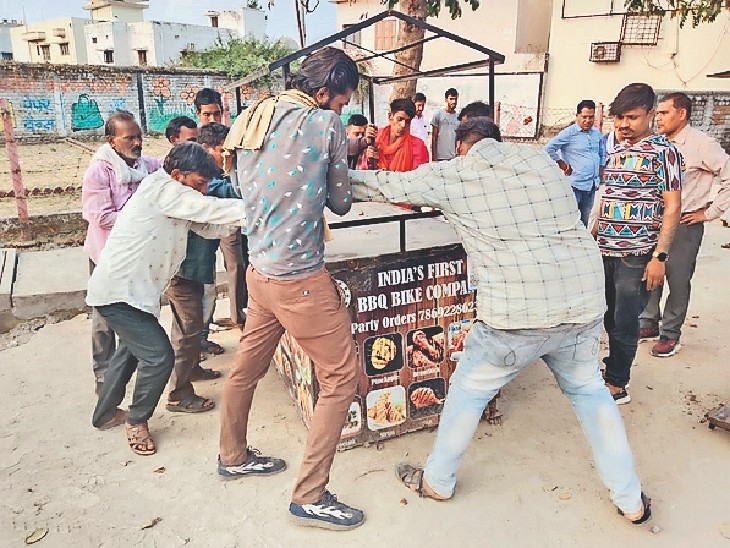 कब्जामुक्त सड़क के लिए निगम अभियान     चला रहा है। सोमवार को श्रीकांत वर्मा  मार्ग से व्यापार विहार सड़क तक  अतिक्रमण दस्ता ने कार्रवाई की। - Dainik Bhaskar