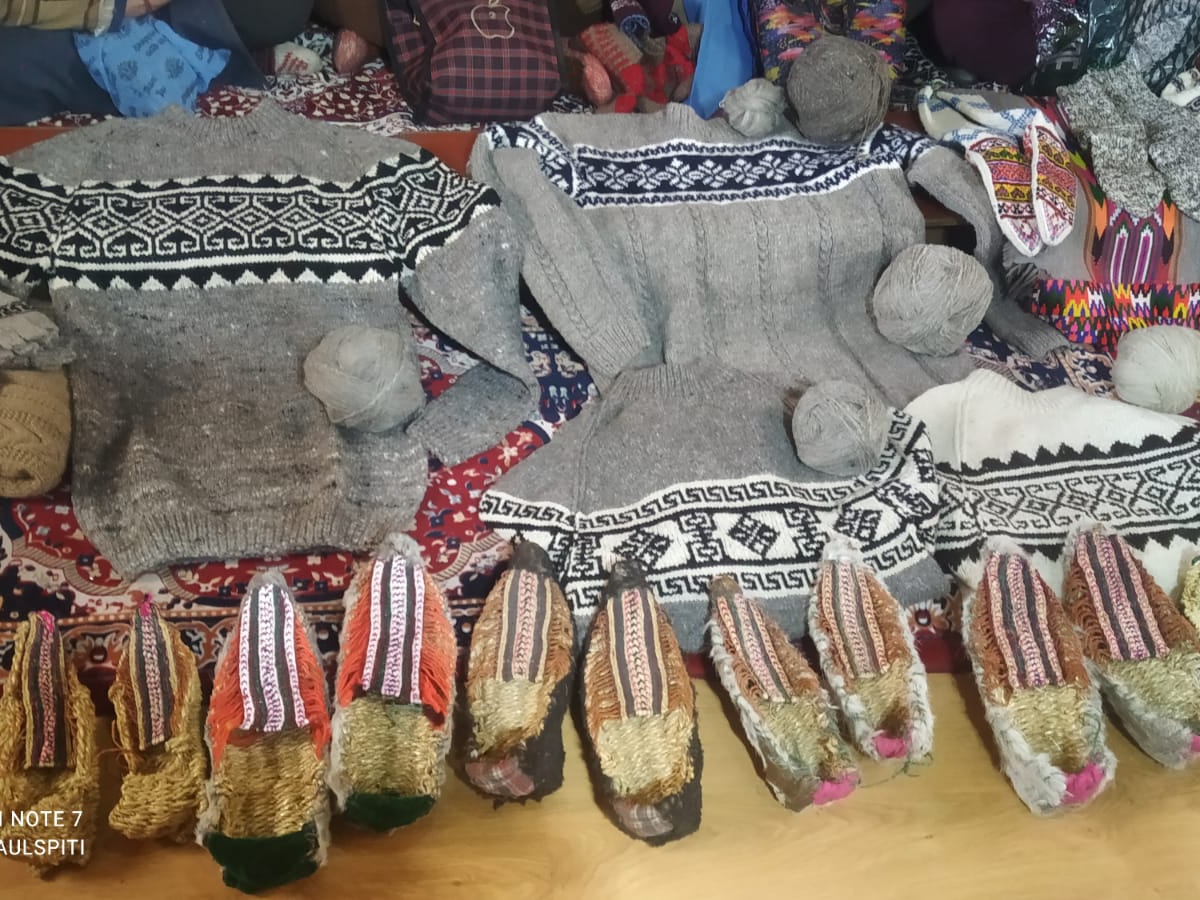 महिलाओं द्वारा बनाई गई जुराब व अनुदान आदि।