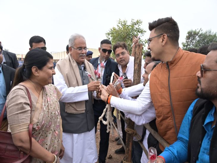 सीएम से मिलते स्थानीय लोग।
