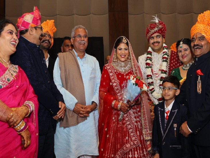 प्रदेश कांग्रेस कमेटी के सचिव महेश दुबे की बेटी की शादी में शामिल हुए सीएम बघेल। - Dainik Bhaskar
