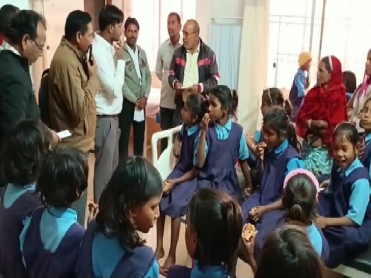 तबीयत बिगड़ने पर बच्चों को ले जाया गया हॉस्पिटल। - Dainik Bhaskar