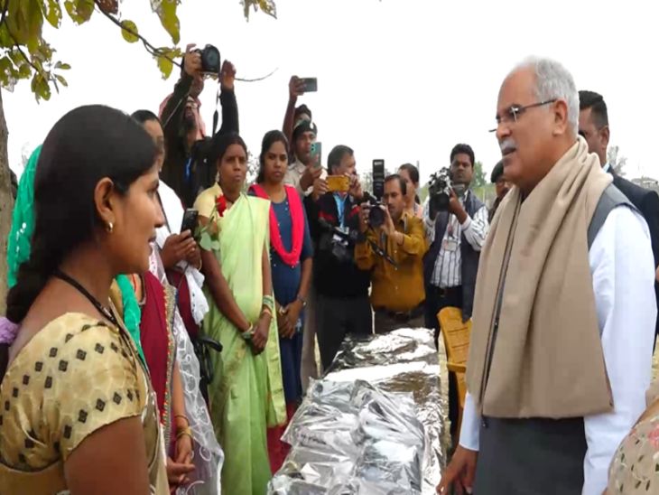 महिला स्वसहायता समूह की सदस्यों से मिले सीएम भूपेश बघेल।