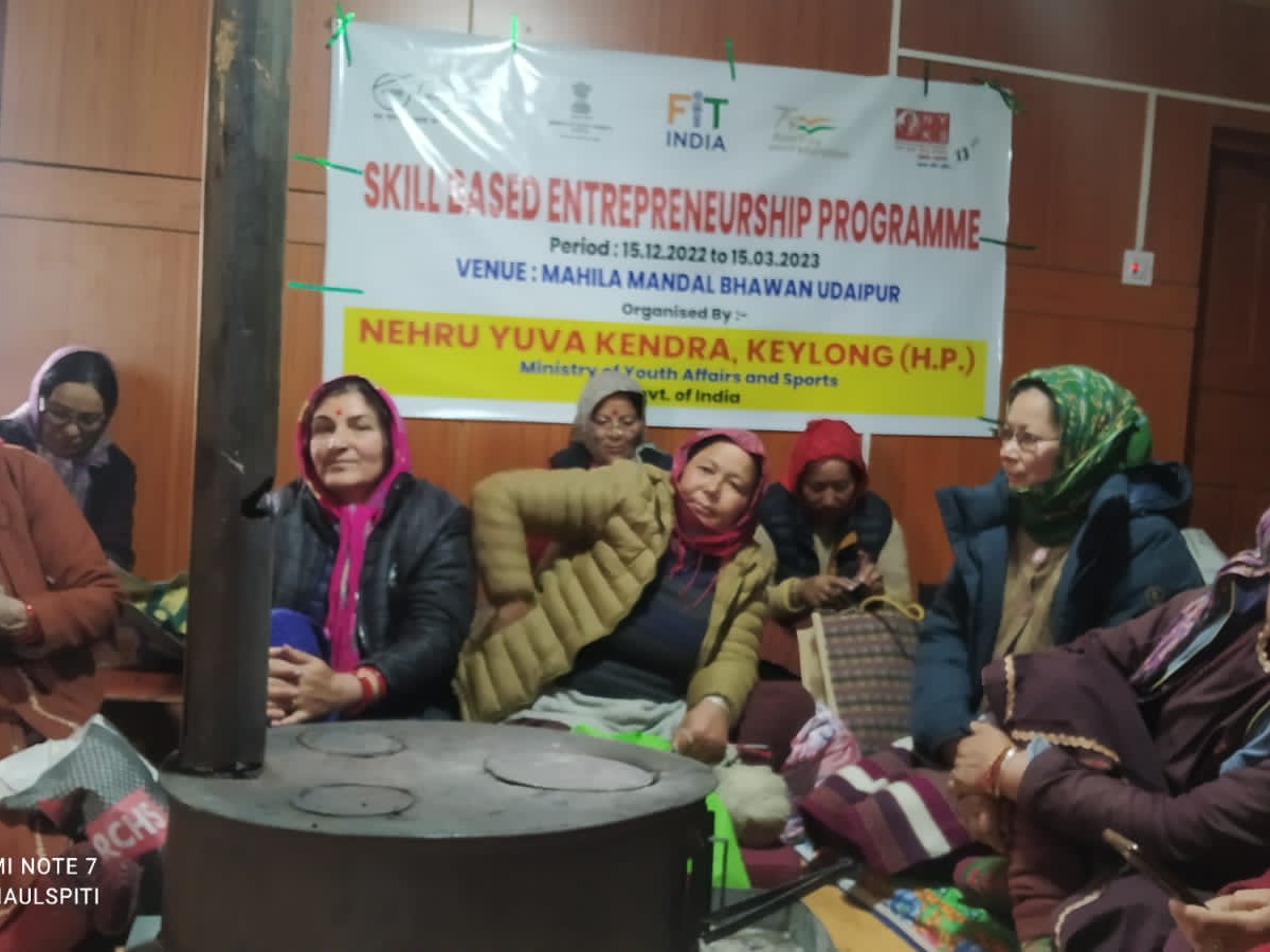 महिला मंडल निर्माण में योगदान दिवस मनाती महिलाएं। - दैनिक भास्कर
