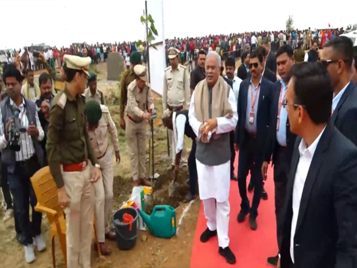 मुख्यमंत्री ने रूरल इंडस्ट्रियल पार्क की गतिविधियों को देखा।