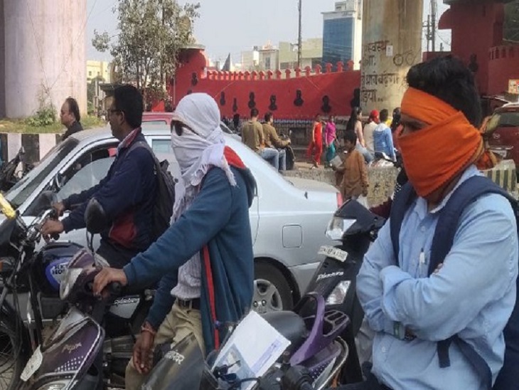 बिना हेलमेट के फर्राटे भरते हैं युवा। - Dainik Bhaskar