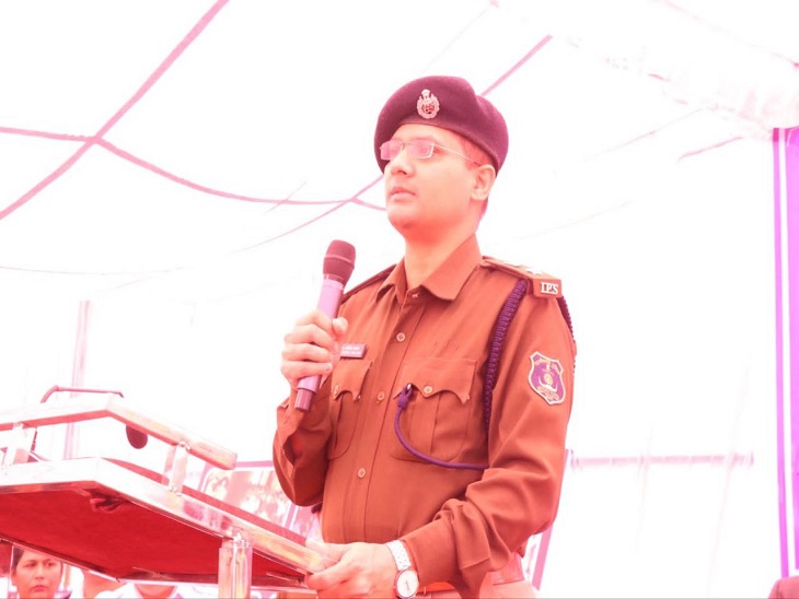 बिना हेलमेट कार्रवाई करने के निर्देश देते एसपी दुर्ग