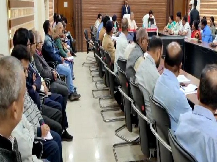 बैठक में मौजूद जिले के अधिकारी, फैक्ट्री संचालक और जन प्रतिनिधि