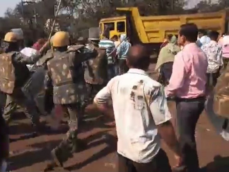 प्रदूषण को लेकर गांव वालों ने किया था चक्काजाम।