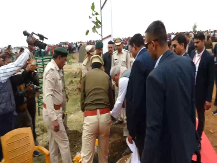 सीएम ने पीपल के पौधे का रोपण किया।