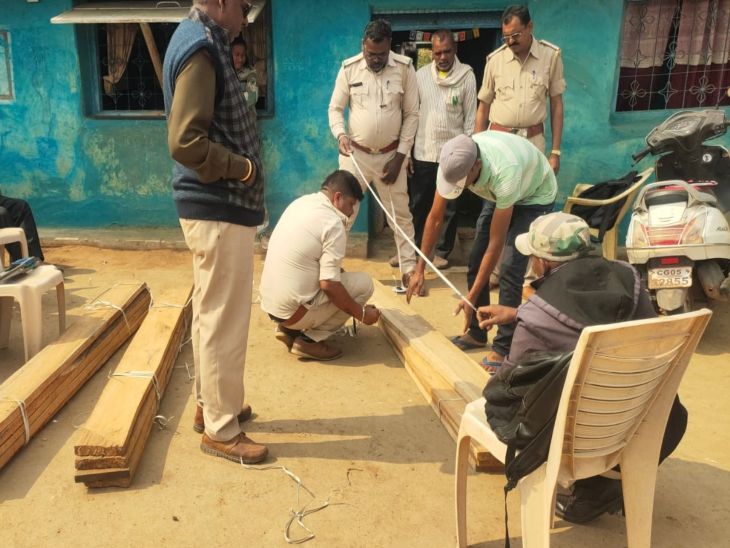 सागौन की चिरान जब्त।
