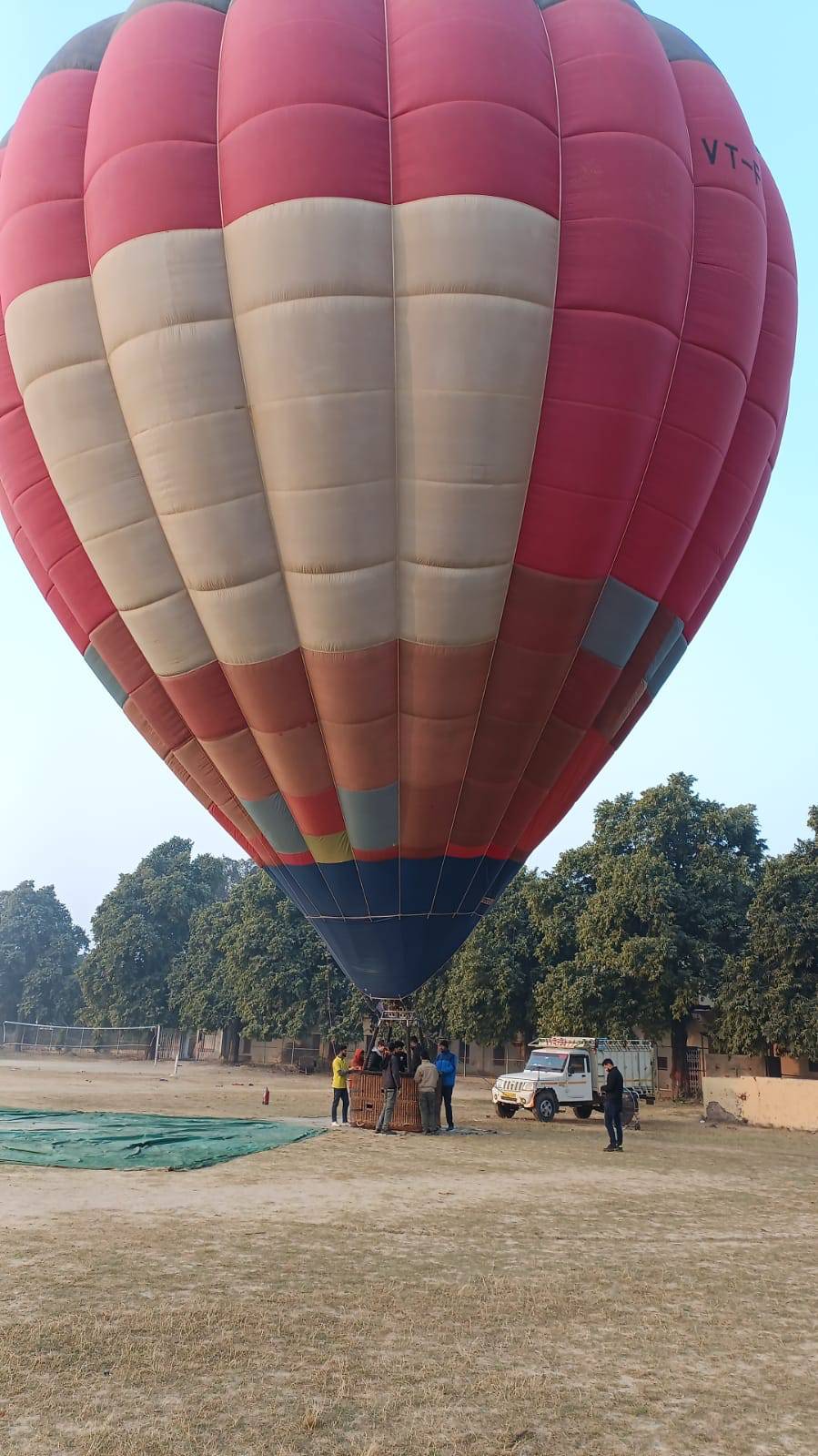 वाराणसी में एक स्कूल के ग्राउंड में उतरा हॉट एयर बैलून।